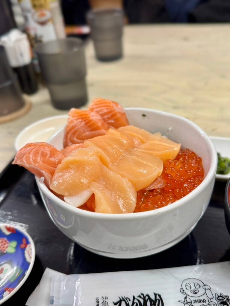 生サーモン・道産ホタテ・極上イクラの三食丼